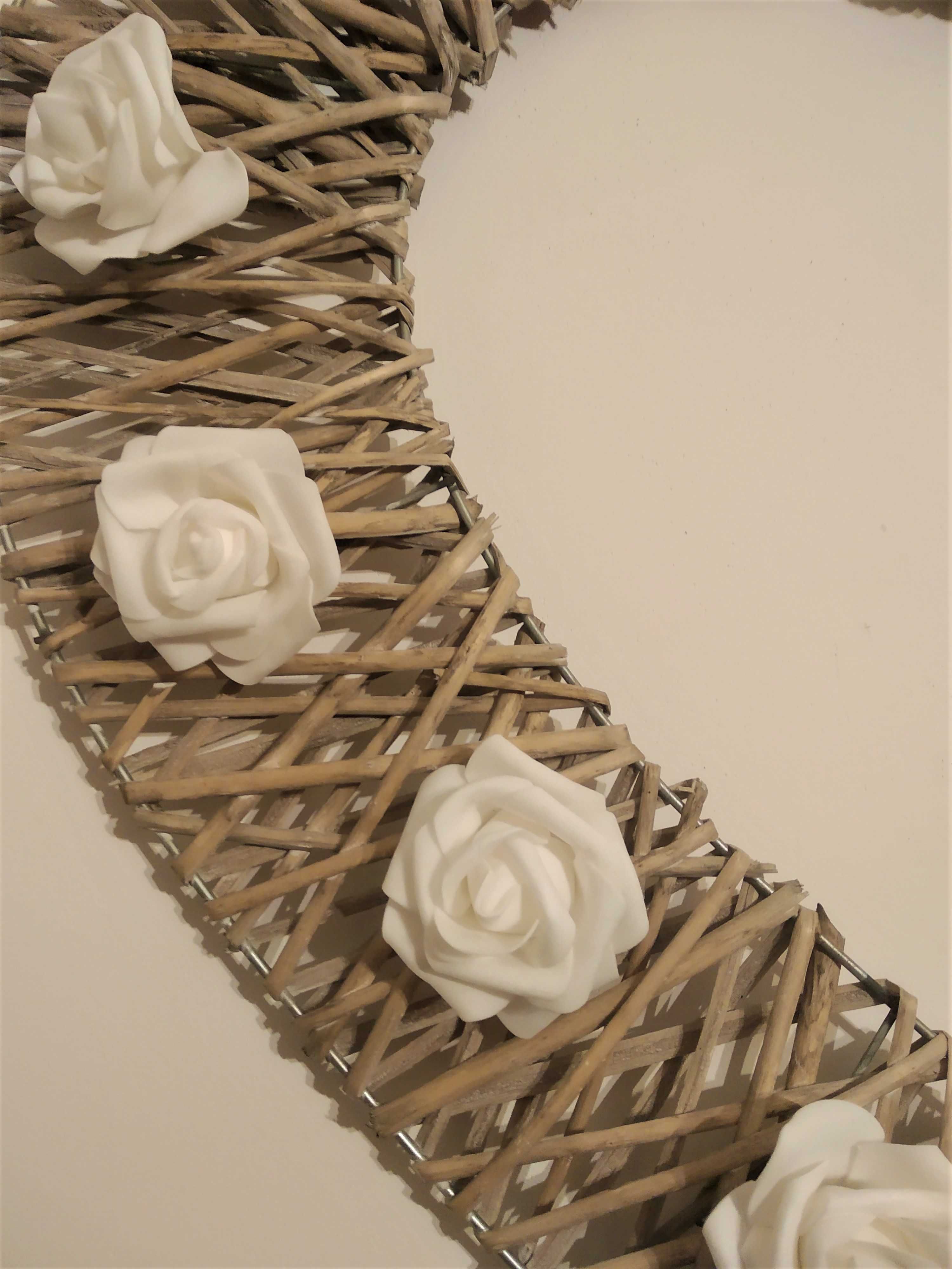 Dekoracja – rama serce z drewna z białymi różami