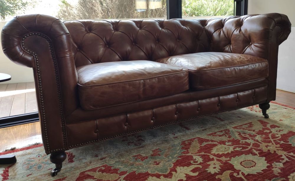 Sofá Chesterfield em couro castanho — excelente estado