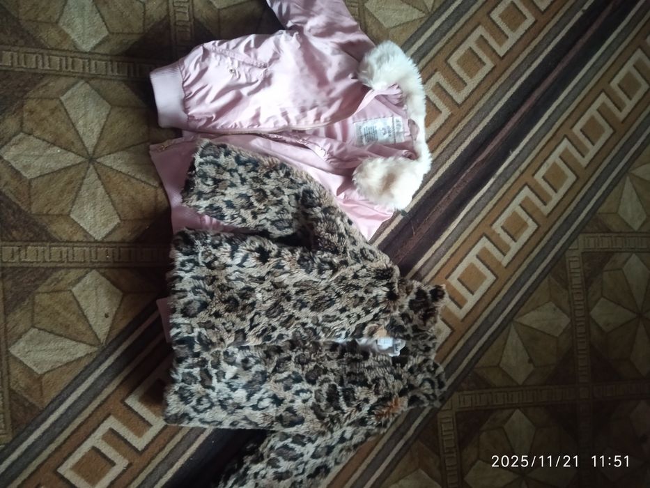 Віддам куртки на дівчинку