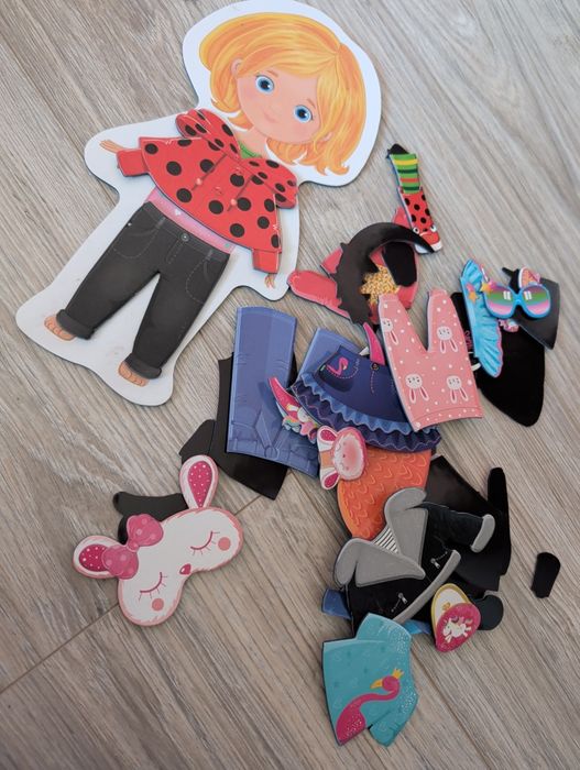 Klocki magnetyczne, ubieranie dziewczynki