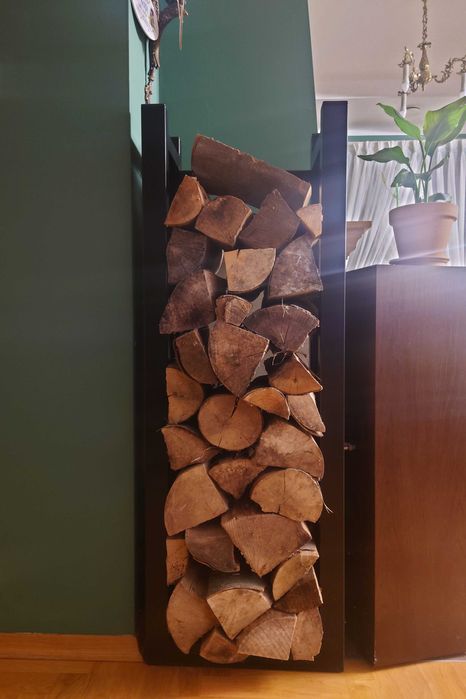 metalowy stojak na drewno kominkowe