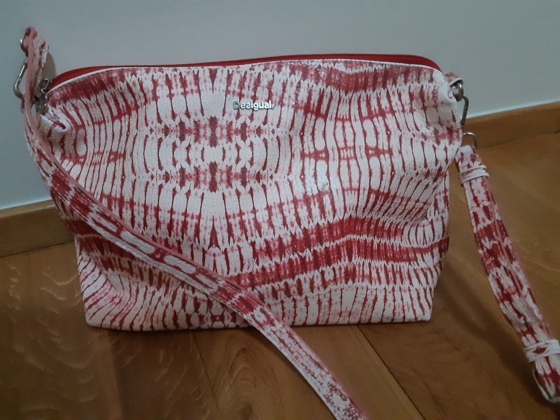 Charakterystyczna, piękna torebka crossbody Desigual ideał