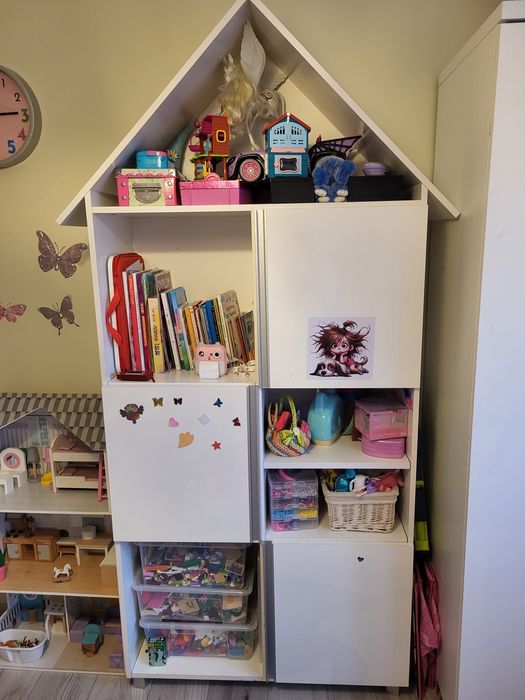 Regal na zabawki domek