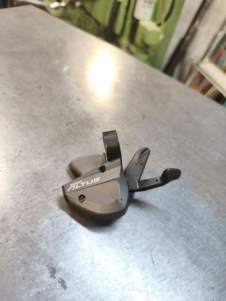 Lewa manetka Shimano altus m370