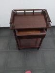 Mesinha de cabeceira de madeira maciça