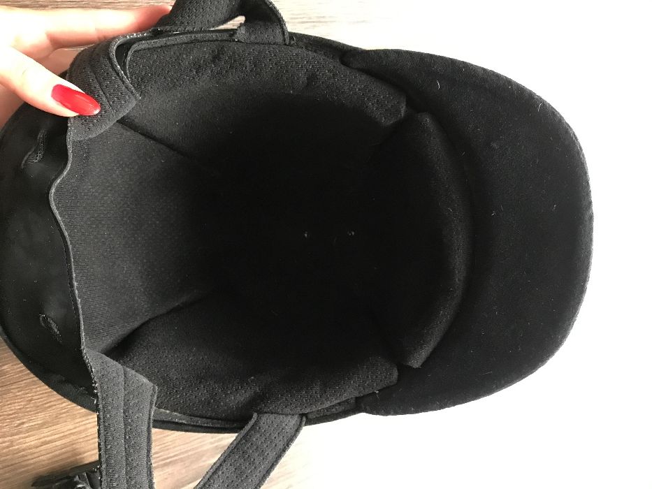 Kask jeździecki z karbonem oraz daszkiem, toczek