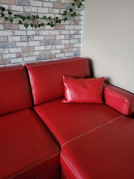 Przepiękna czerwona kanapa w zestawie z fotel