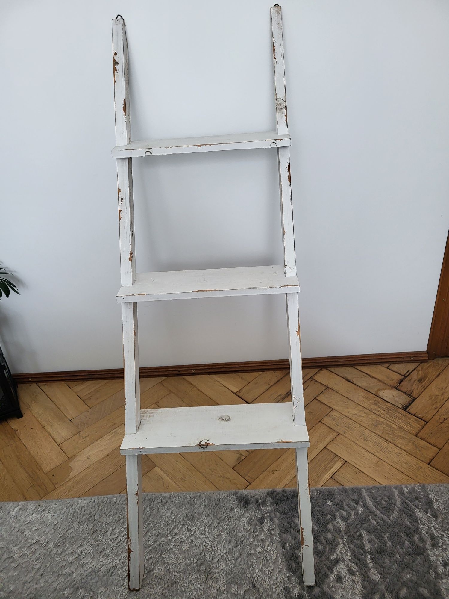 Drabinka ozdobna biała ze starta farba