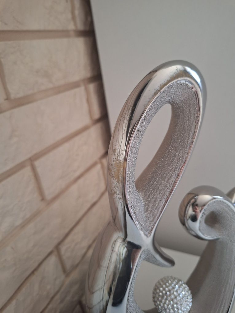 Dekoracje do salonu: wazon i figurka Home&You