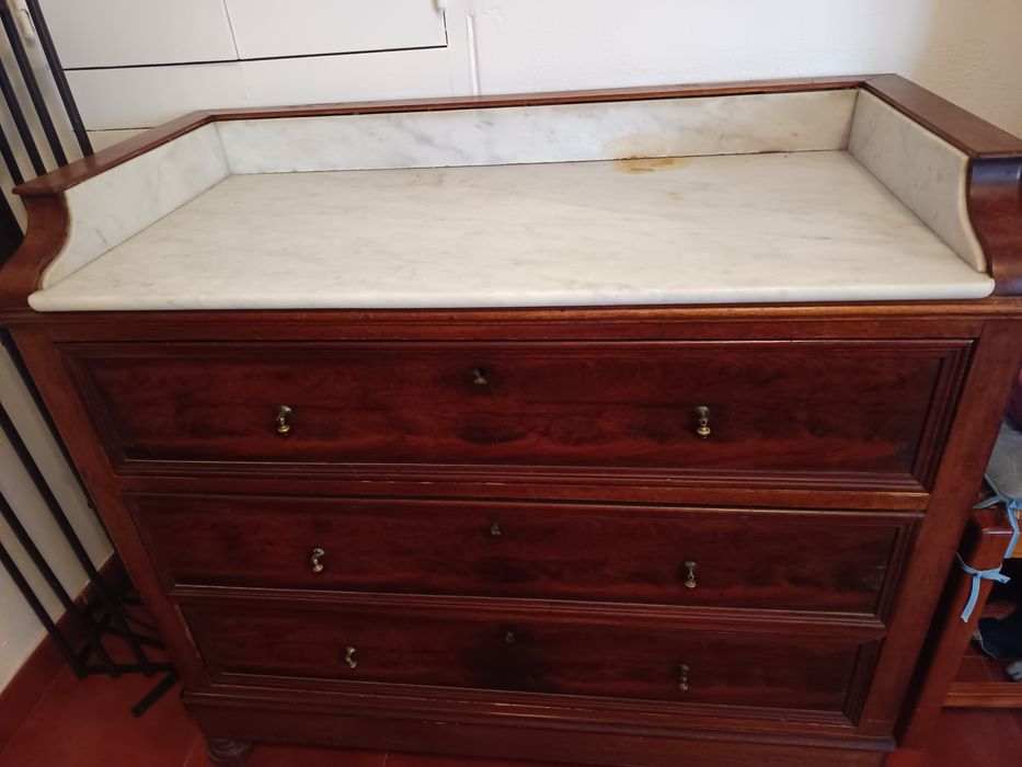 Móvel em madeira com tampo em pedra mármore