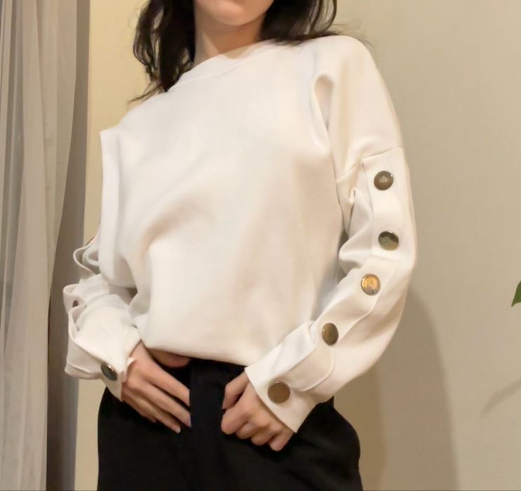 Білий светр з кнопками