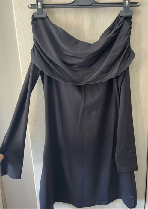 Vestido curto com ombros descobertos da Stradivarius