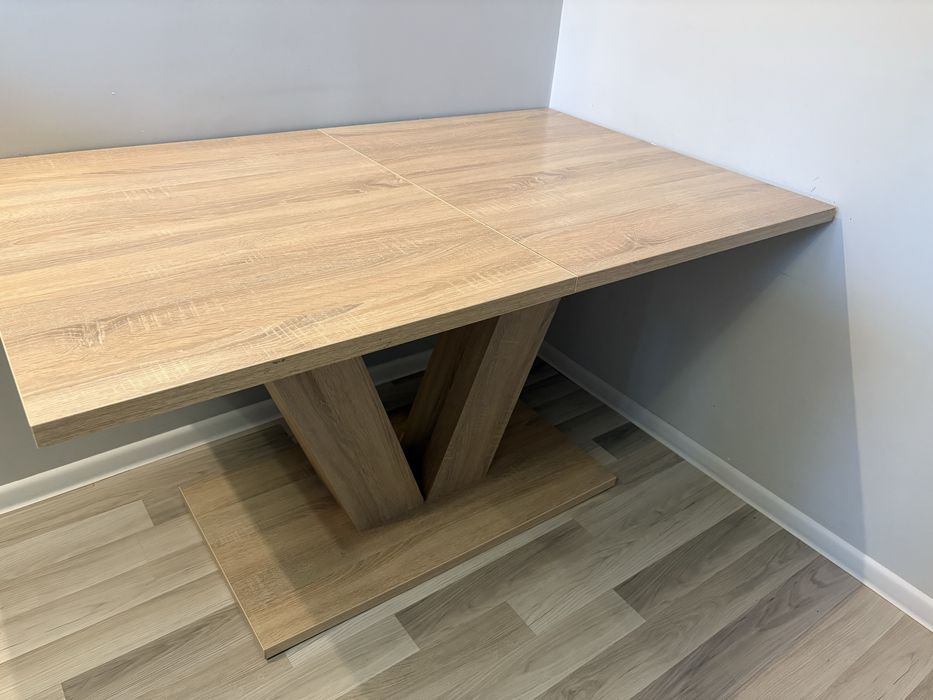 Stól i krzesła do salonu lub kuchni