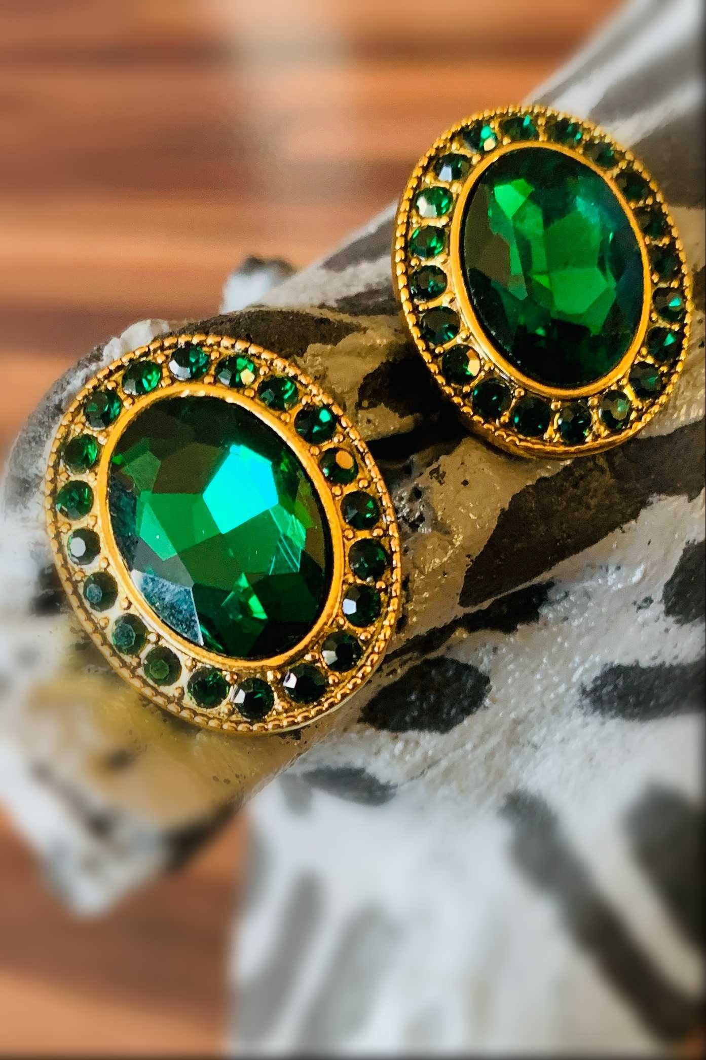 Приголомшливі круглі сережки, прикрашені зеленим камінням.