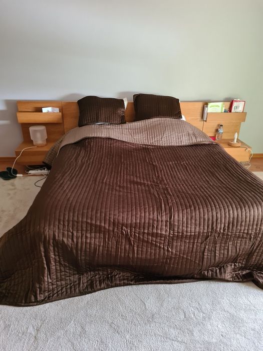 Vendo colcha de cama castanha e 2 forinhas