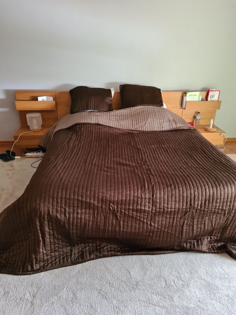 Vendo colcha de cama castanha e 2 forinhas