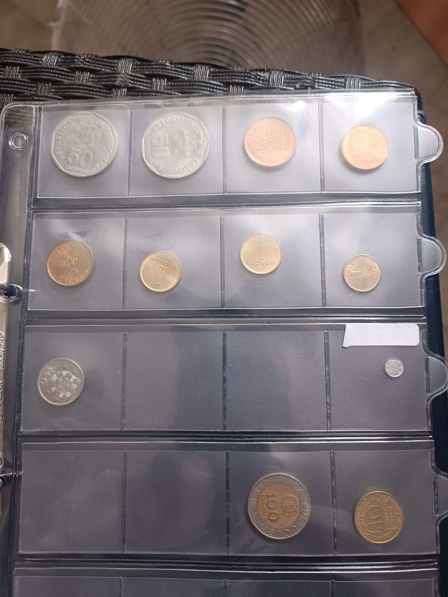 Varias moedas capas e dossier