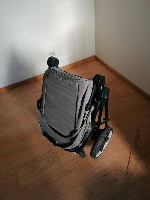 Carrinho de bebé e ovo cybex
