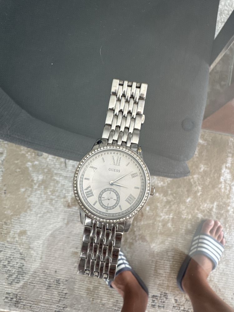 Relógio GUESS em aço prateado com cristais