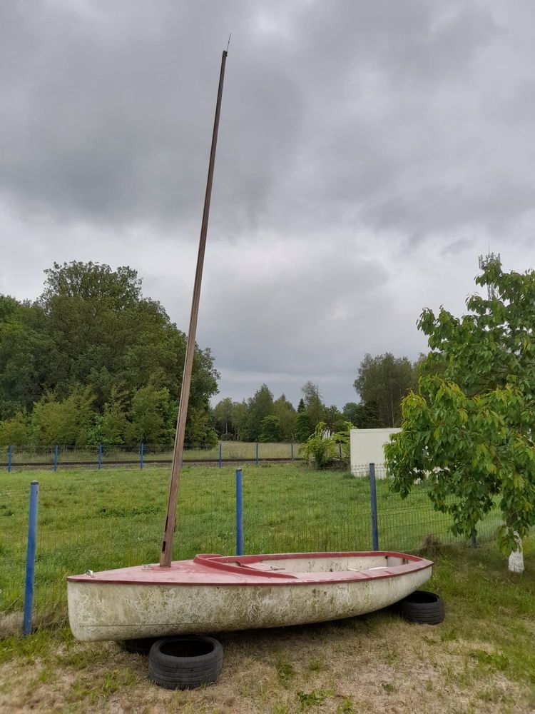 Łódź żaglowa żaglówka do odrestaurowania