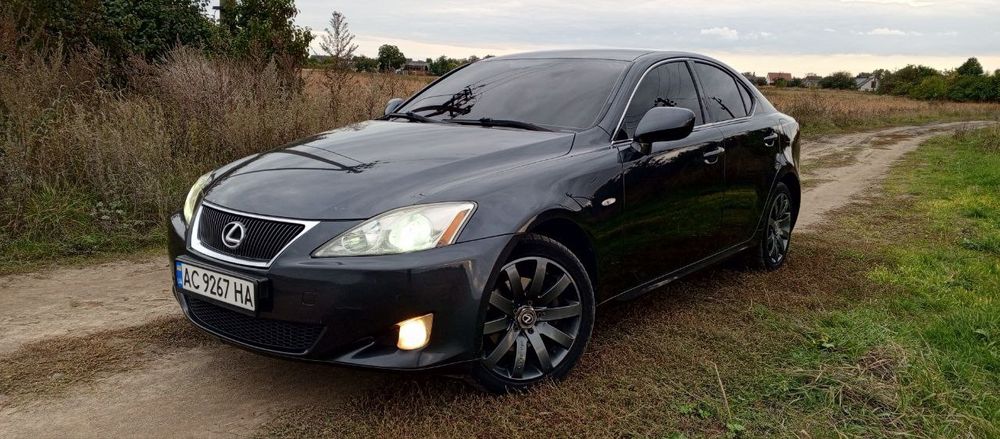 Продам Lexus is 220