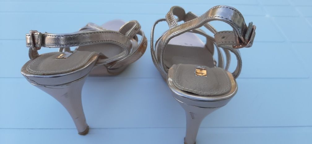 Sandalias douradas
