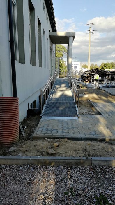 Podjazd dla niepełnosprawnych