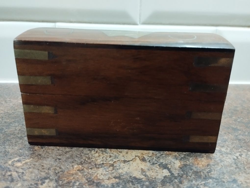 Ekskluzywne drewniane pudełko na karty.