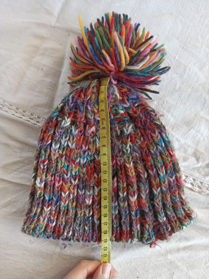 Kolorowa czapka z pomponem