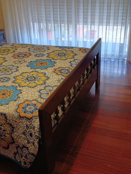 Cama de casal em mogno