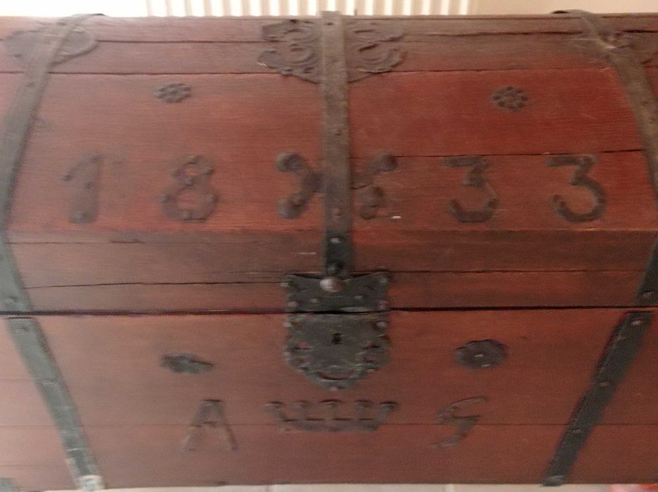 skrzynia zabytkowa na odzież z 1833 roku