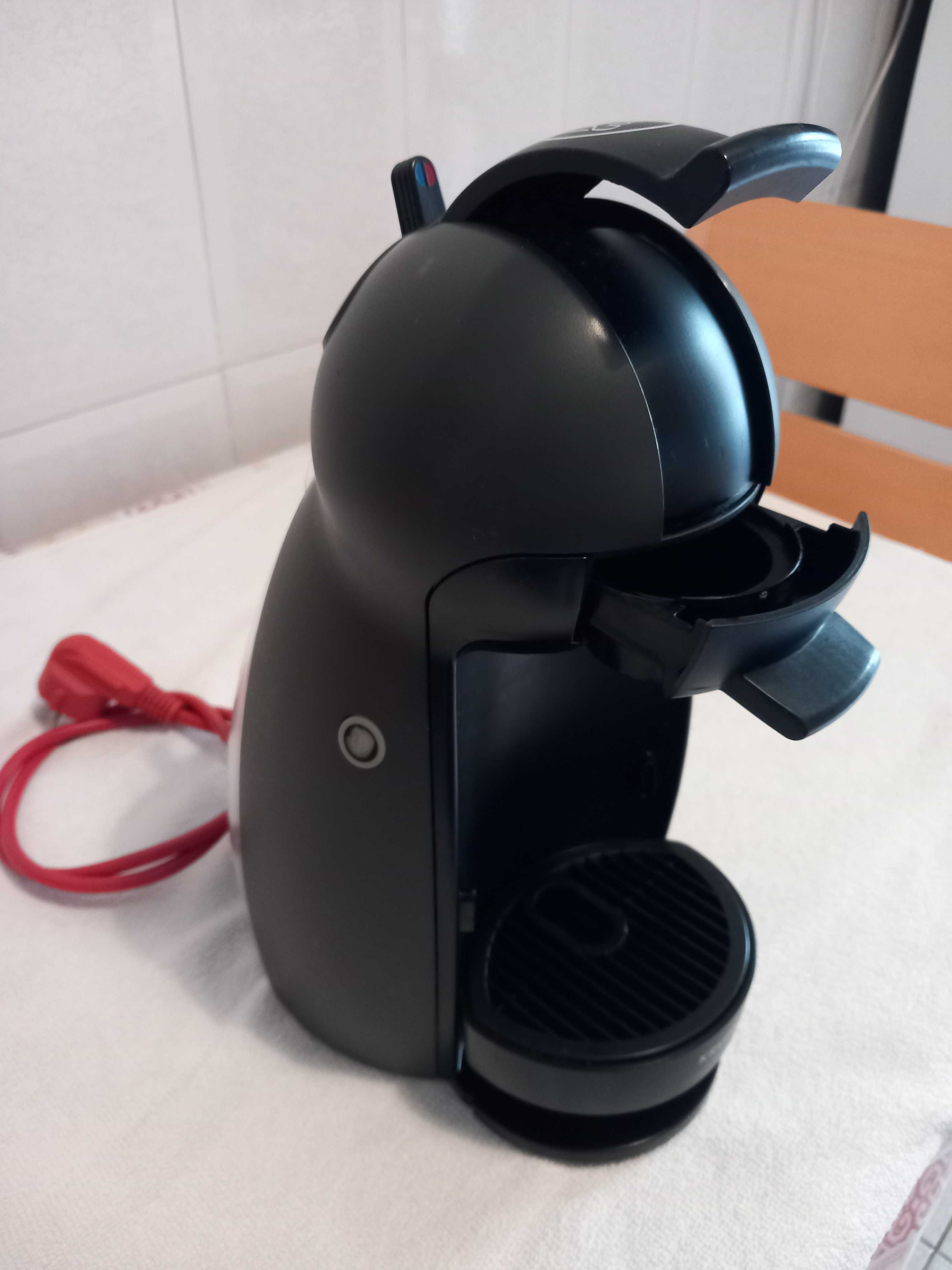 Máquina de café da marca krups. Nescafé Dolce Gusto.