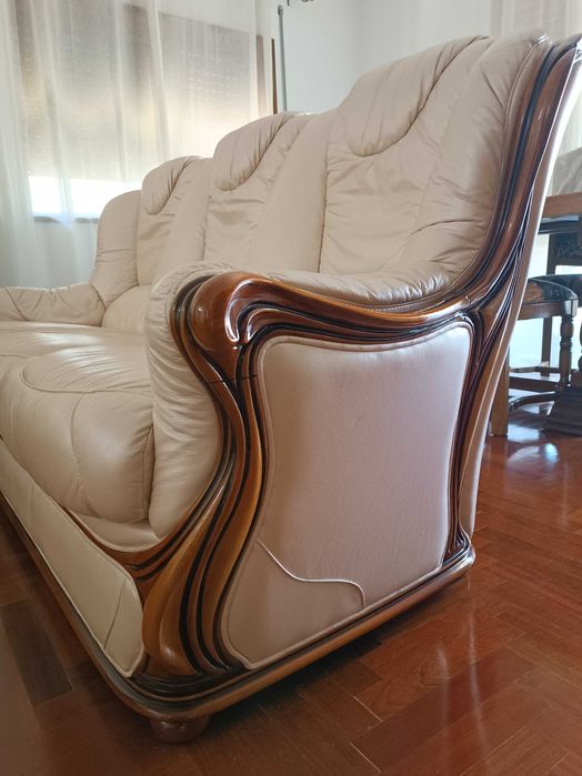 Sofá de três lugares em couro