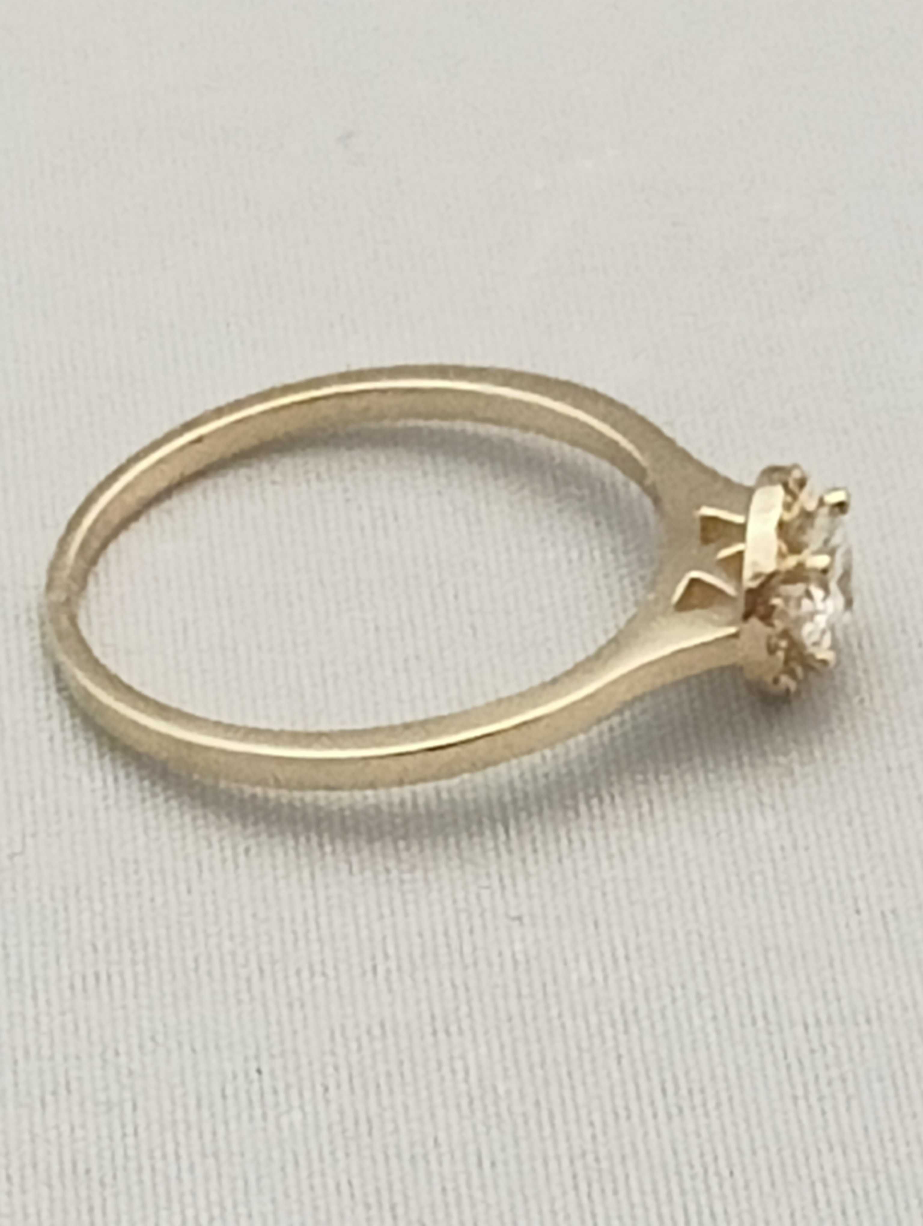 Złoty pierścionek z brylantami ok 0,3 ct