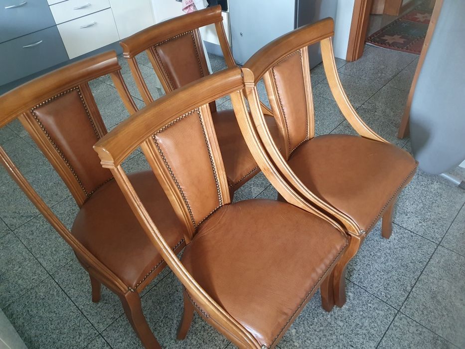 Cadeiras de sala de jantar em madeira e pele