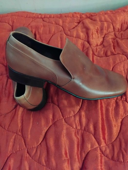 Sapatos vintage cabedal castanhos,sola fina borracha ótimo estado 45