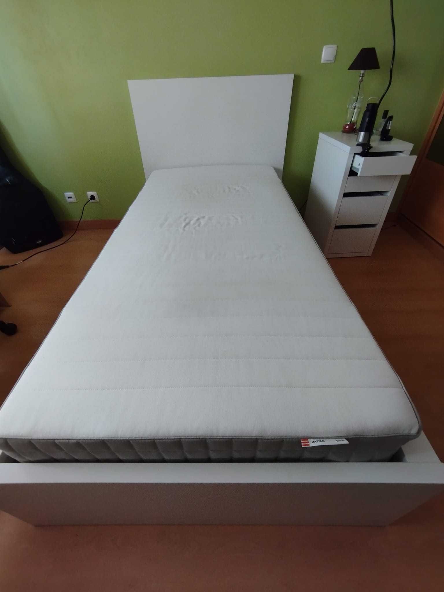 Cama completa Ikea sem marcas de utilização.