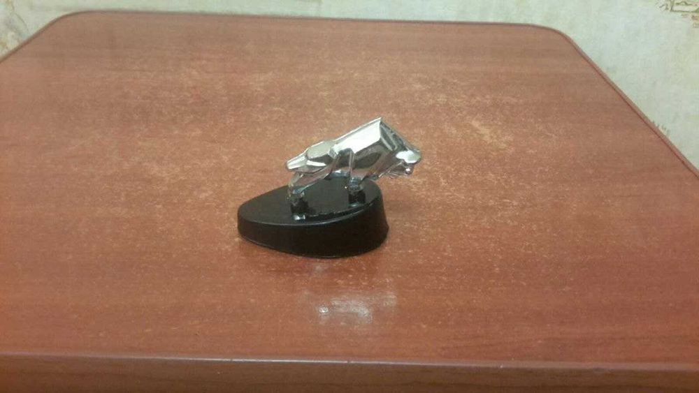 Пластикові фігурки та статуетки