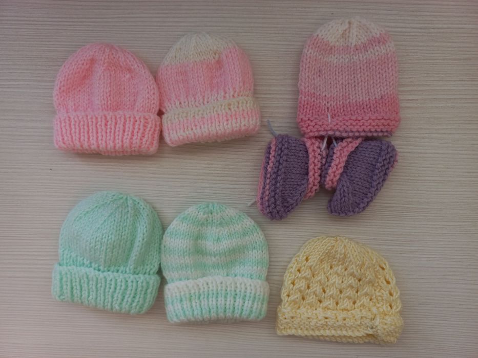 Вязаная шапочка для куклы пупса