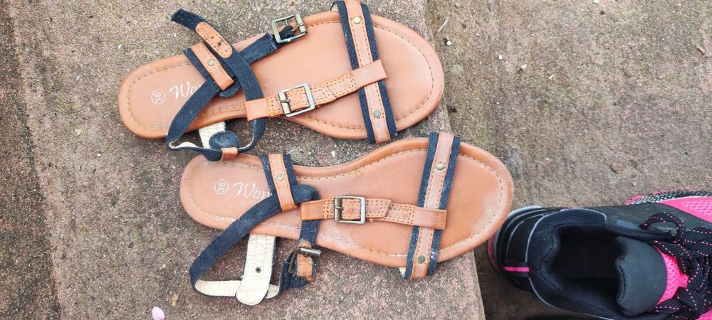 Sandálias em bom estado