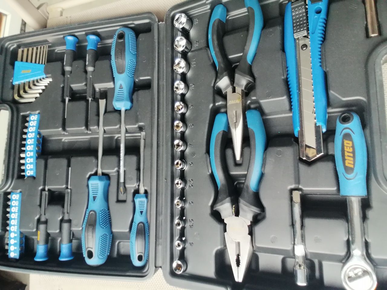 Zestaw narzędzi i akcesoriów w walizce Nowy nieużywany