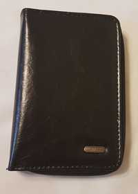 Czarny portfel damski lakierowany