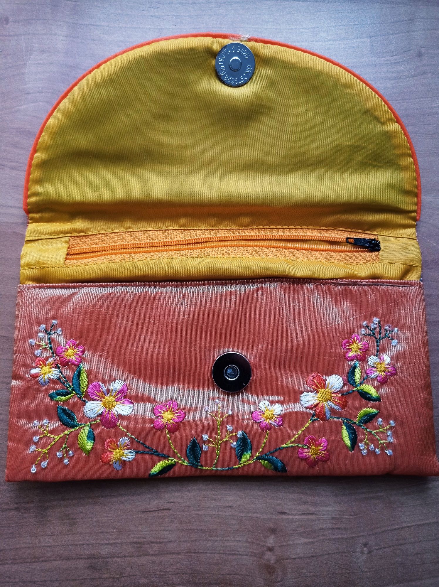 Kopertówka pomarańczowa, torebka haftowana w kwiatki