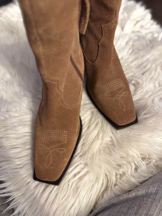 Козаки ботильйони замшеві жіночі коричневі капучіно стильні