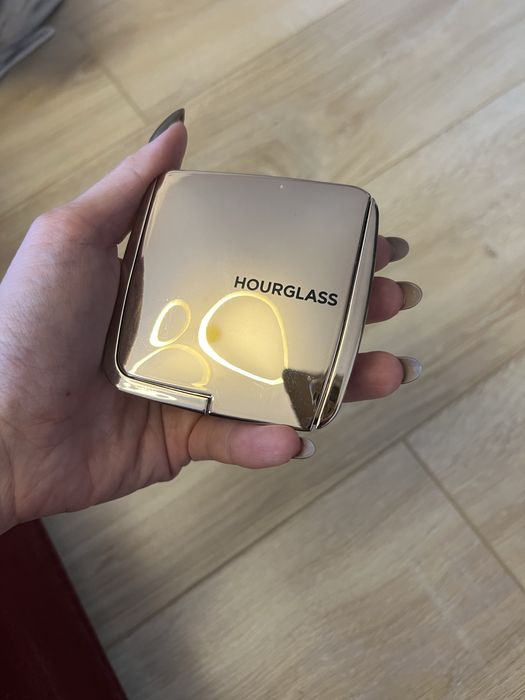 Hourglass nude bronze light