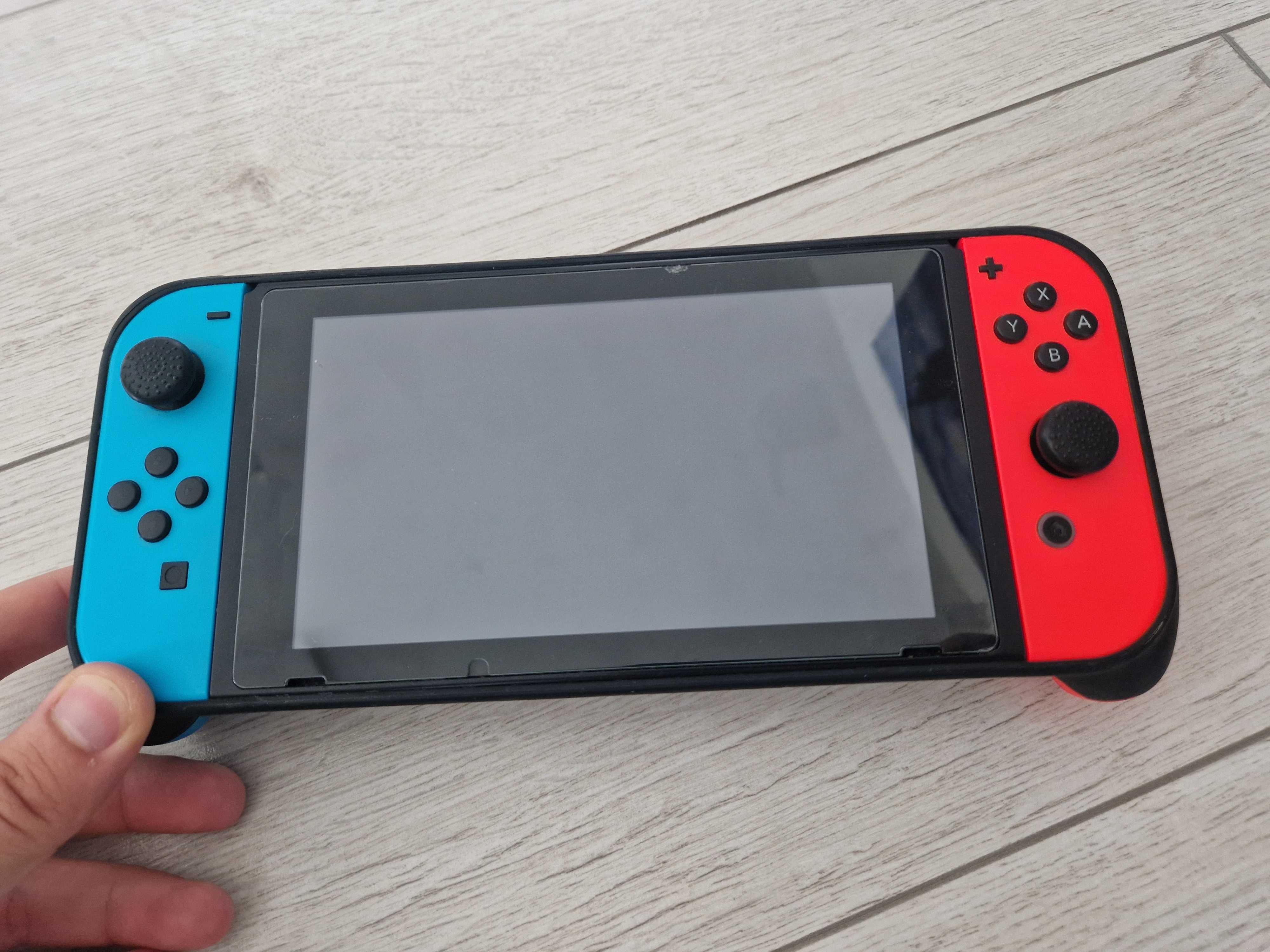 Nintendo Switch v1 + Grip i Etui od Skull&Co, stan idealny - sprawny