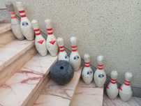 Pinos de bowling e bolas
