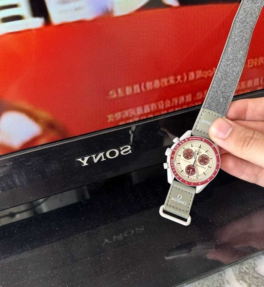 Zegarek Omega x Swatch So33M101, inspiracja Plutonem