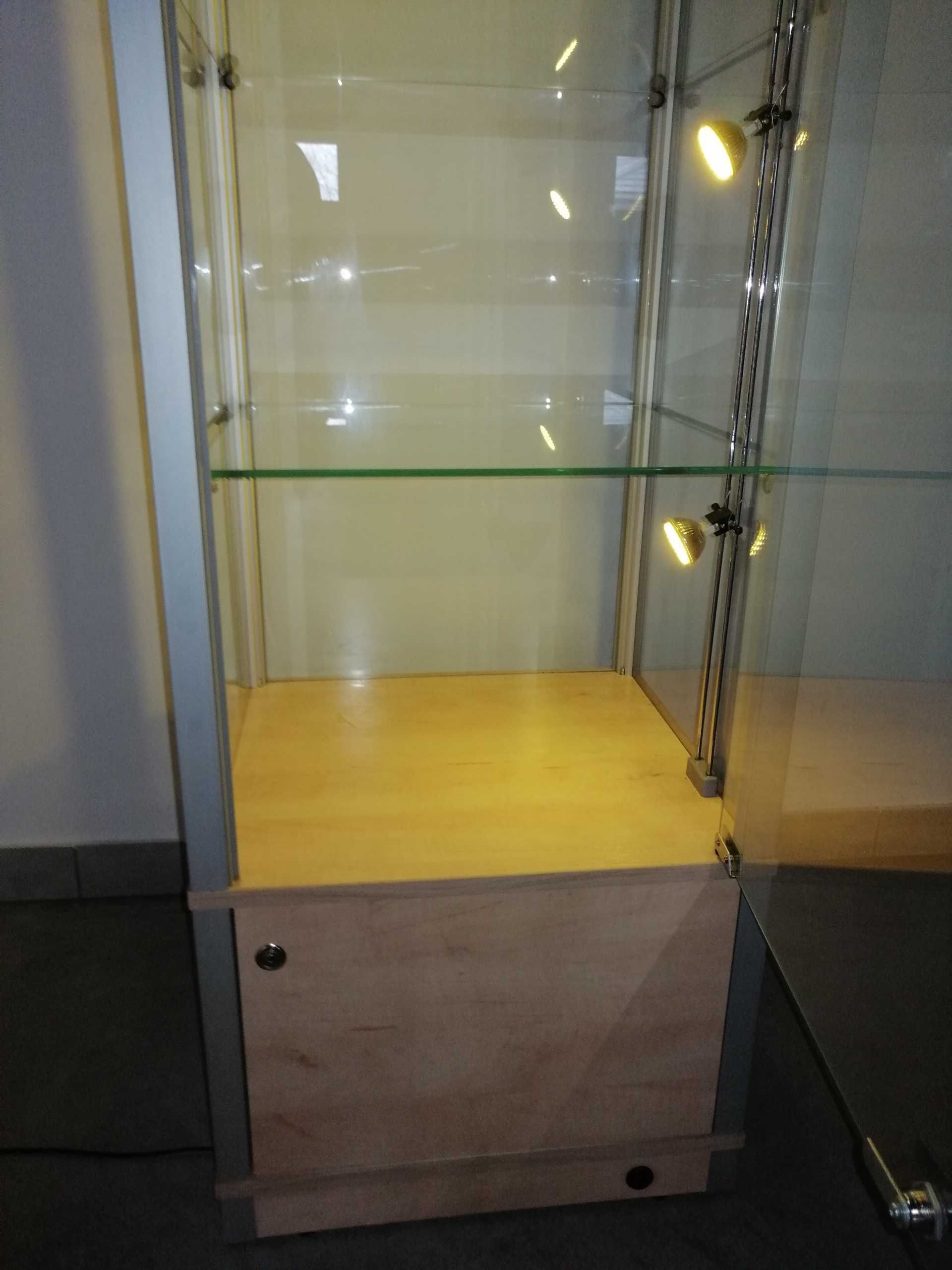 Szklana witryna ekspozycyjna z podświetleniem Led