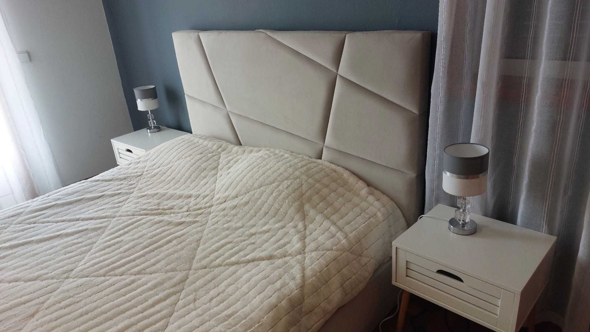 Cama com 2 mesas de cabeceira